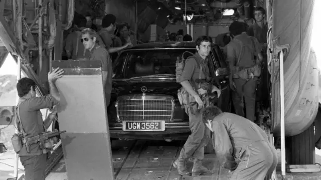विमानातून एक काळी मर्सिडिज कार उतरवण्यात आली. ही कार राष्ट्रपती अमिन यांच्या कारशी मिळतीजुळती होती.