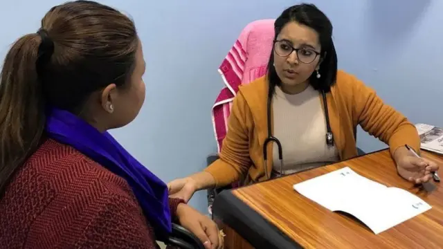 महिलाको स्वास्थ्य चेकजाँच गर्दै प्रसुती तथा स्त्री रोग विशेषज्ञ चिकित्सक