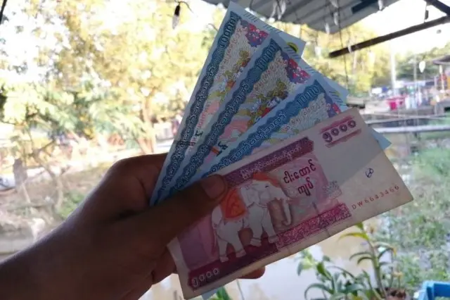 တောင်ဒဂုံက ရပ်ကွက်တချို့မှာ ထောက်ပံ့ကြေး ရမယ့် အိမ်ထောင်စုတိုင်းရအောင် ကျပ်သုံးသောင်းခွဲစီ ခွဲဝေယူ