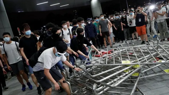 进入凌晨,数百名示威者在立法会大楼与警察爆发冲突。