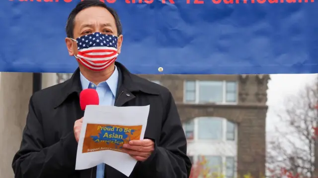 新英格蘭華人聯盟的共同主席王華在一場集會上。