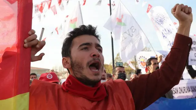 Manifestantewat betekent 3 fingers upAncara, Turquia, contra a situação econômica do país