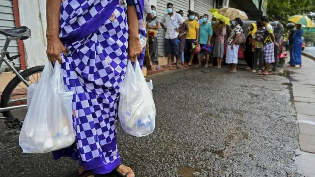 Fila em supermercado no Sri Lanka