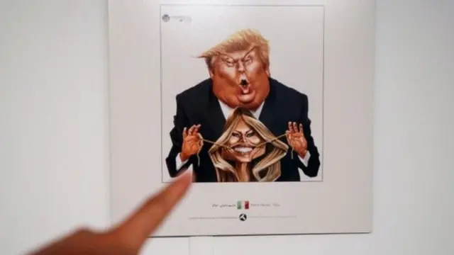 Rais huyo wa Marekani ameonyeshwa akimlazimisha Melania Trump kutabasamu kwa kitumia mikufu ya dhahabu