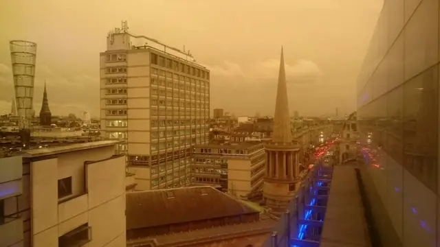 Частицы пыли и песка в атмосфере, принесенные ураганом, погрузили Лондон в желтоватые сумерки в разгар дня