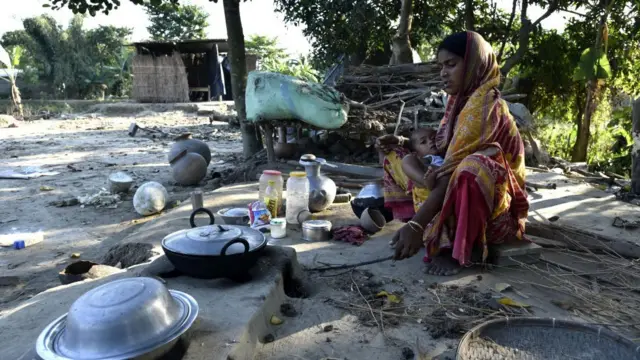 બાળક સાથે એક મહિલા