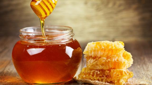 Por qué es tan cara la miel de manuka que está tan de moda en el