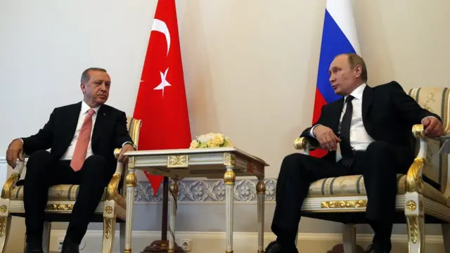 Cumhurbaşkanı Erdoğan ile Rusya Devlet Başkanı Putin 9 Ağustos'ta Saint Petersburg'da karşılıklı oturuyor.