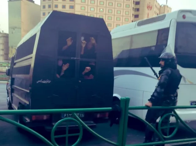 كانت العديد من النساء الناشطات في الاحتجاجات لا يرتدين الحجاب، أو خلعنه أثناء المظاهرات وأحرقنه في بعض الأحيان.