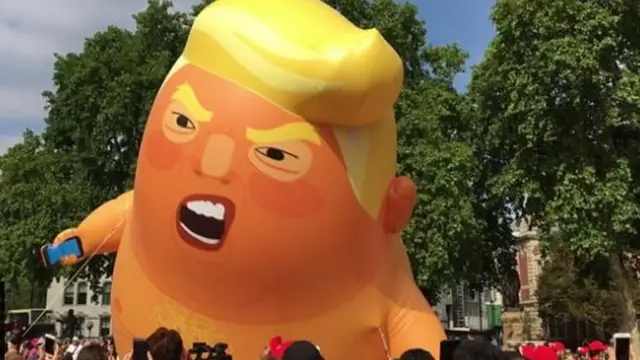 মি. ট্রাম্পের মুখের আদলে তৈরি বেলুন।