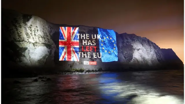 "Британия покинула ЕС". Проекция на скалах в Дувре