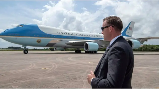 Diyaaradda ayaa waxay awood u leedahay inay shidaal ku qaadato hawada sare