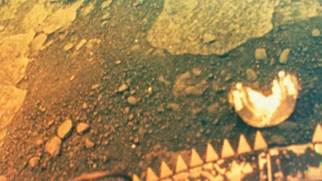 В 1970-х гг. советские спускаемые аппараты передали на Землю первые фотографии венерианской поверхности