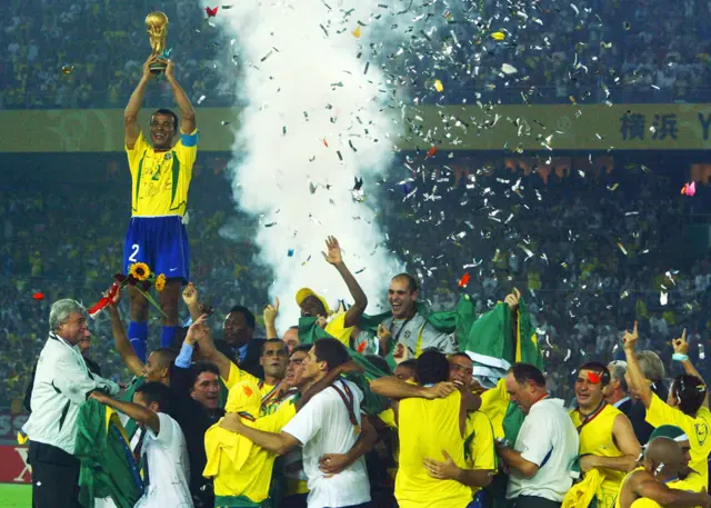 Cafú levanta la Copa del Mundo de 2002