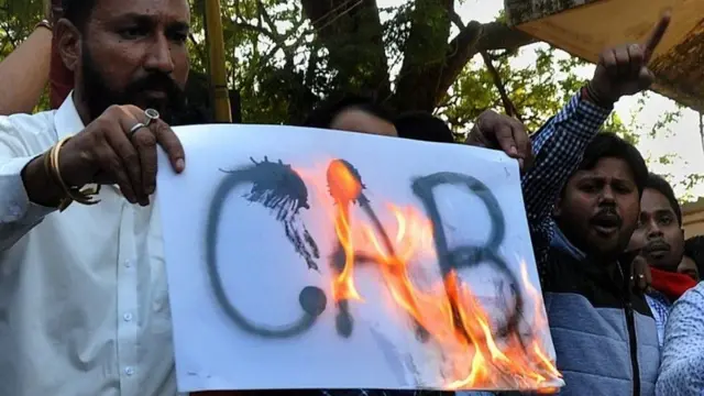 વિરોધ કરતાં લોકો