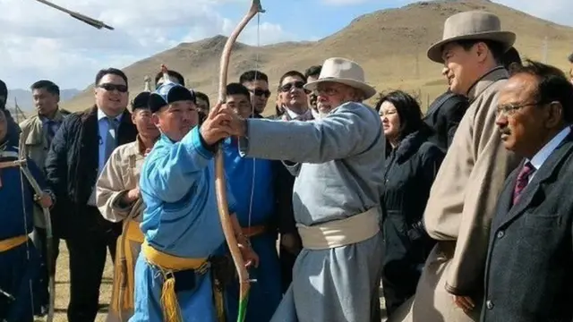 મોંગોલિયાની મુલાકાત વખતે નિશાન તાકી રહેલા વડાપ્રધાન નરેન્દ્ર મોદી