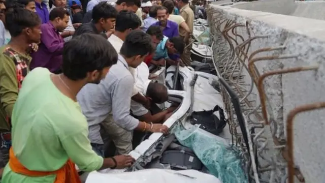 Qaar ka mid ah gawaarida ayay qayb ahaan ugu habsatay waddada soo duntay