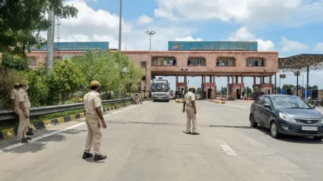 गुजरात पुलिस के लिए सोशल मीडिया के इस्तेमाल पर इतनी पाबंदी क्यों?
