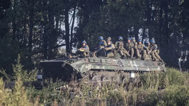 रणगाड्यावर चढलेले युक्रेनी सैनिक