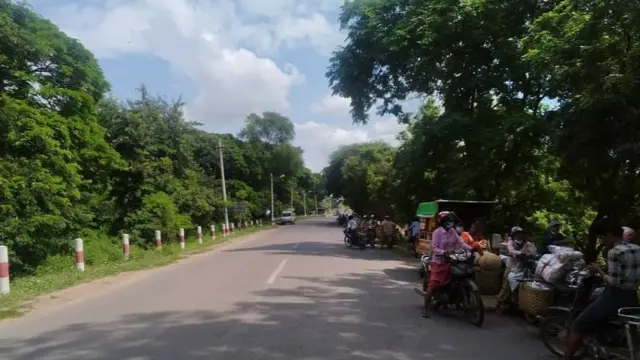 ချင်းတွင်းမြစ်ကူးတံတား မုံရွှာအနီးမှာ ပစ်ခတ်မှုတွေဖြစ်လို့ တံတားပိတ်ထားစဥ်