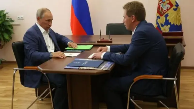 Овсянников 2016-2019 жылдары Севастополда иштеген. Сүрөттө 2017-жылы Владимир Путин менен жолугушуу учурунда