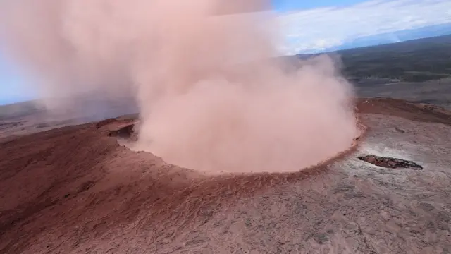 Cráter del volcán Kilauea en la isla grande de Hawái