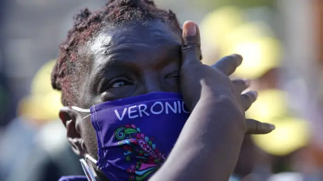 اشک شادی زن هوادار دموکرات‌ها از شنیدن خبر پیروزی بایدن در واشنگتن