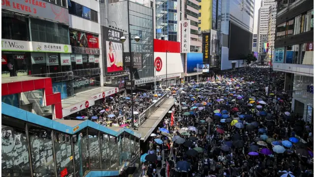 下午起，大批示威者上街抗议。