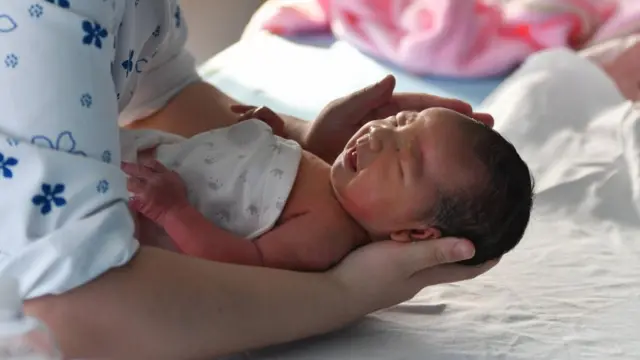 Un bebé recién nacido