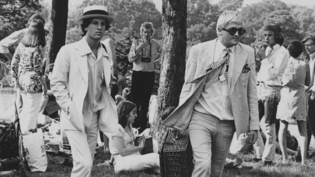 Девід Гокні (праворуч) зі своїм коханцем Пітером Шлезінгером (ліворуч) на пікніку в лондонському Грінвіч-парку, 1969 рік