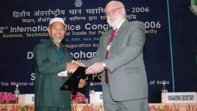 2006 साली भारतात आयोजित आंतरराष्ट्रीय भात परिषदेत सर्वश्रेष्ठ शास्त्रज्ञाचा पुरस्कार स्वीकारताना एम. ए. सलाम