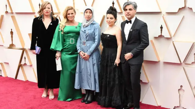 أماني بلور، محور فيلم الكهف، وإلى جانبها كاتبة سيناريو الفيلم، أليسار، وزوجها المخرج فراس فيّاض