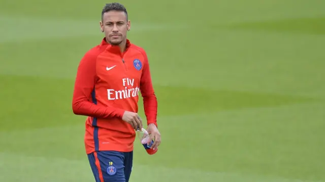 Neymar a été transféré du FC Barcelone au Paris Saint-Germain pour 222 millions d'euros.