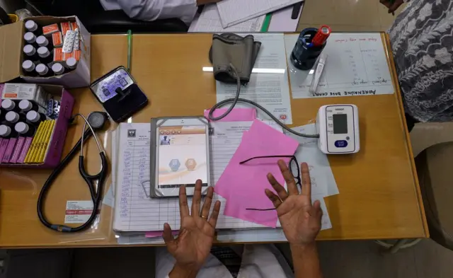 તબીબી સાધનો અને કેસ પેપરની તસવીર