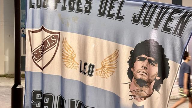 Bandera de Argentina con el rostro de Maradona en Barwargento.