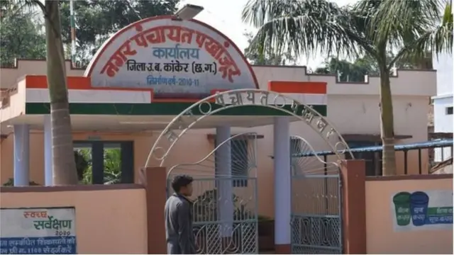 పఖాంజూర్‌లో స్కూలు