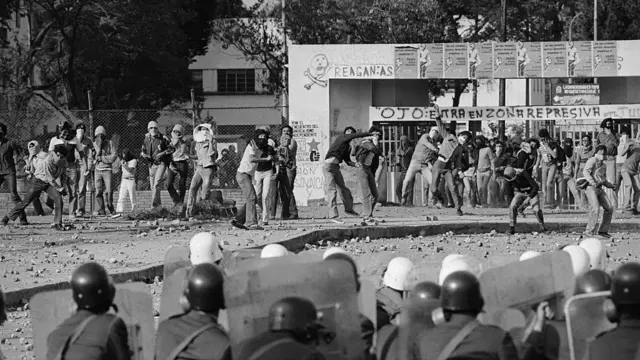 Confronto na Universidade Nacional da Colômbia nos anos 1980