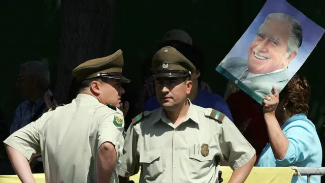 Aunque la policía no fue un principal actor durante le régimen militar de Augusto Pinochet, era parte de la junta y cometió violaciones de derechos humanos.