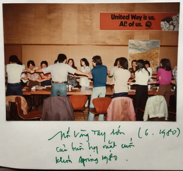 Sinh hoạt tại Đại học Berkeley trong lưu bút 1980 của tác giả. Sinh viên đồng ca Nối Vòng Tay Lớn