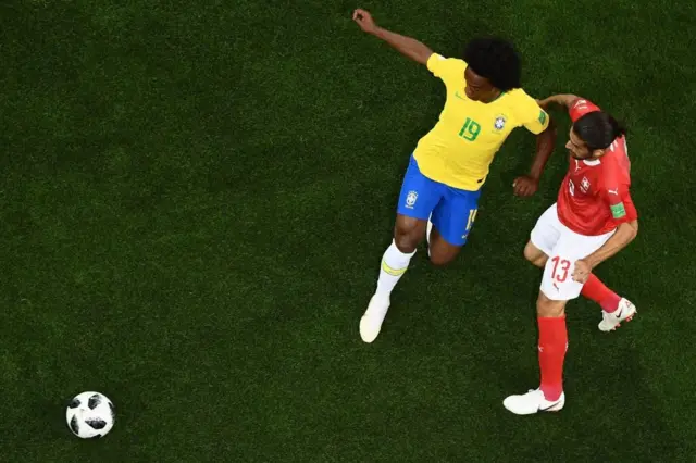 Willian y Ricardo Rodríguez pelean por la pelota.