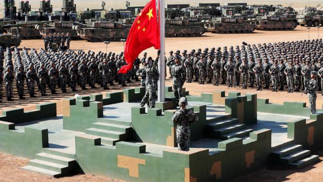 Những người lính của Quân đội Giải phóng Nhân dân (PLA) giương cao quốc kỳ Trung Quốc trong cuộc diễu hành quân sự để kỷ niệm 90 năm thành lập quân đội tại căn cứ huấn luyện quân sự Zhurihe ở Khu tự trị Nội Mông, Trung Quốc, ngày 30 tháng 7 năm 2017
