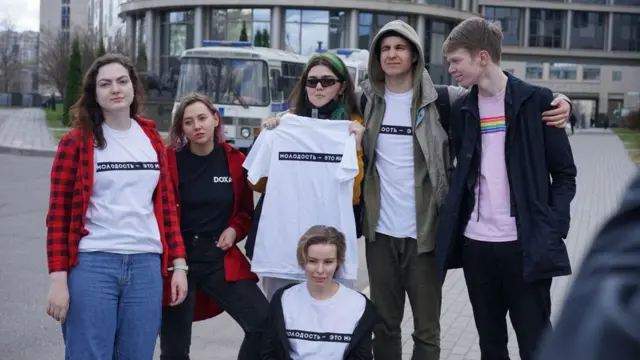 молодые люди в мерче DOXA