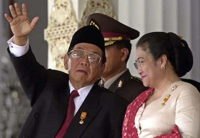 Presiden Abdurrahman Wahid (kiri) bersama Wakil Presiden Megawati Sukarnoputri (kanan) memimpin HUT RI ke-55 di Istana Merdeka, Jakarta.