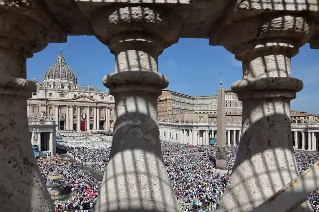 Vista de la plaza y la Basílica de San Pedro