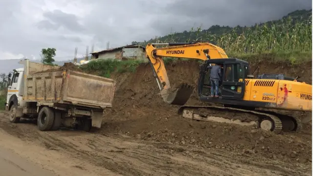 Một số máy xúc, máy ủi và các phương tiện xây dựng