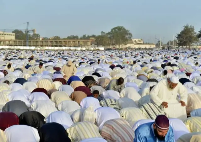 La fête de trois jours est marquée par des prières spéciales, comme ici à Sale, au Maroc