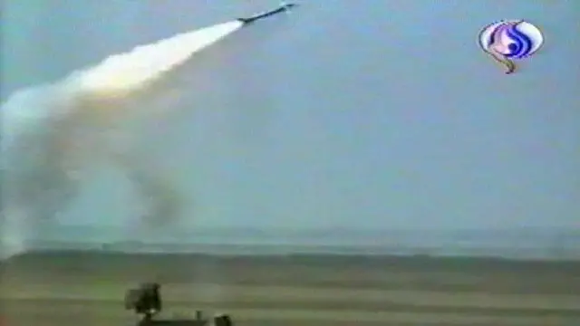 Esta imagen de la televisión iraní muestra las Guardias Revolucionarias del país disparando un recién adquirido Tor-M1 en una ubicación no definida en Irán, en febrero de 2007.