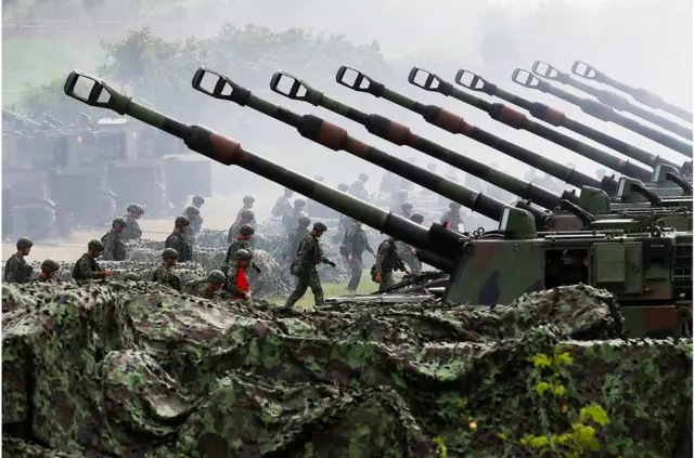 8月7日，台湾士兵在台中沿海地区部署M109美制自行榴弹炮进行实弹炮兵训练