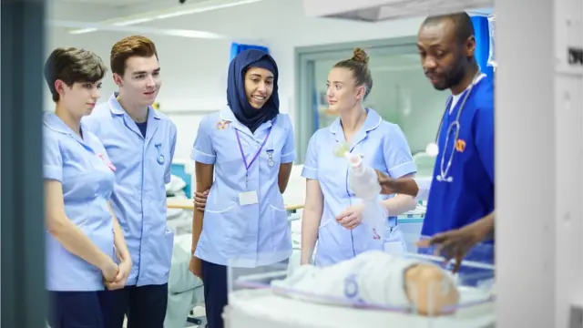 Медработники рядом с новорожденным