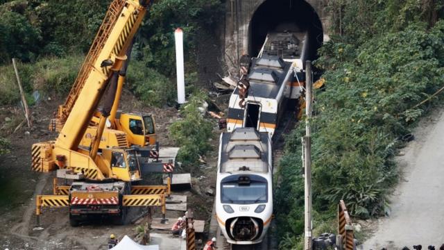 Salvage crews remove train carriages north of Hualien, Taiwan, 3 April 2021
